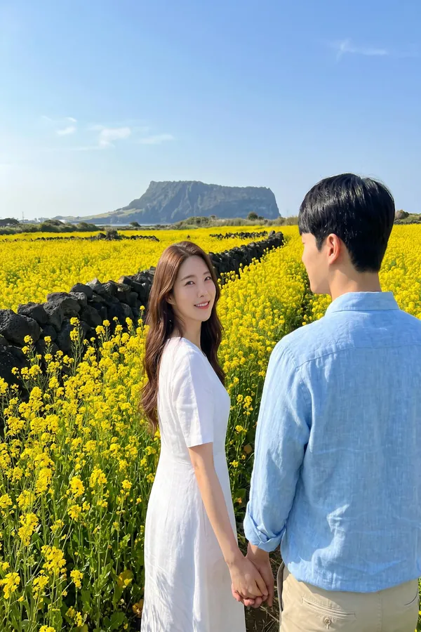 원본 사진: 돌담 옆 유채꽃길을 걷는 두 사람